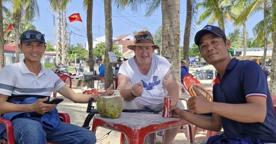 Chiếc nhẫn kim cương bị rơi trên bãi biển và lời cảm ơn đầy xúc động từ du khách