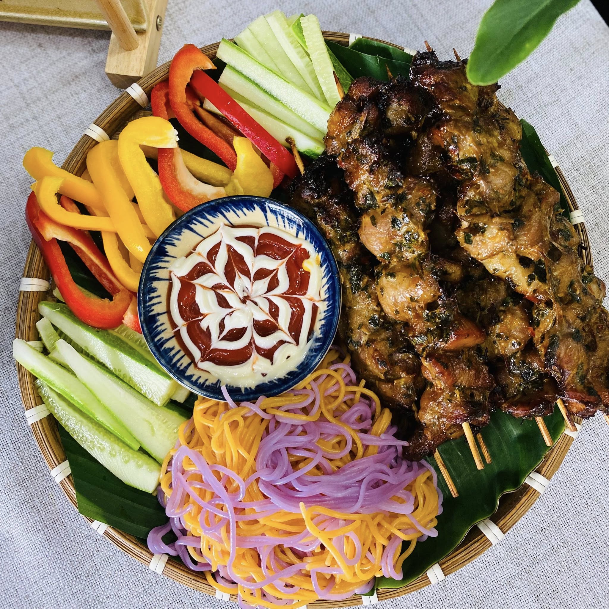 Jenis daun ini sangat melimpah di negara kita dan merupakan 'obat mujarab'. Ketika ditambahkan ke daging panggang, daun ini memberikan cita rasa istimewa dan menarik yang disukai semua orang - Foto 11. Loại lá cực nhiều ở nước ta là thuốc ‘đại bổ’, thêm vào khi nướng thịt càng thêm vị hấp dẫn đặc biệt, ai cũng mê - Ảnh 11.