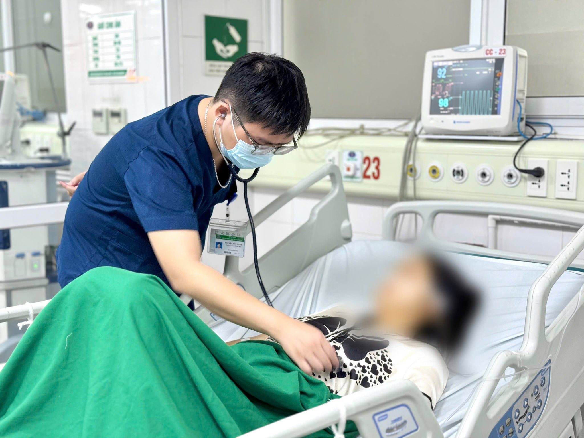 Từ nước ngoài trở về, người phụ nữ rơi vào hôn mê, nguy cơ tử vong cao- Ảnh 1.