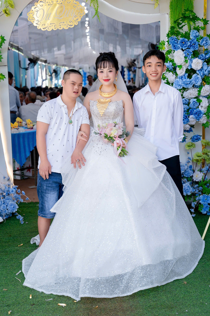 Cô dâu òa khóc khi anh trai bị bệnh Down tặng vàng cưới, dặn ‘đừng rửa bát nhiều’ - Ảnh 6.
