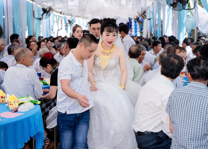 Cô dâu òa khóc khi anh trai bị bệnh Down tặng vàng cưới, dặn ‘đừng rửa bát nhiều’ - Ảnh 4.