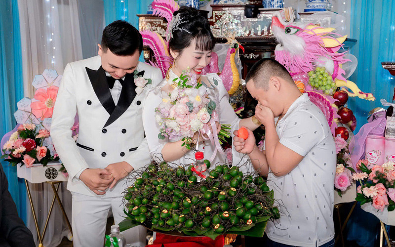 Cô dâu òa khóc khi anh trai bị bệnh Down tặng vàng cưới, dặn ‘đừng rửa bát nhiều’ - Ảnh 2.