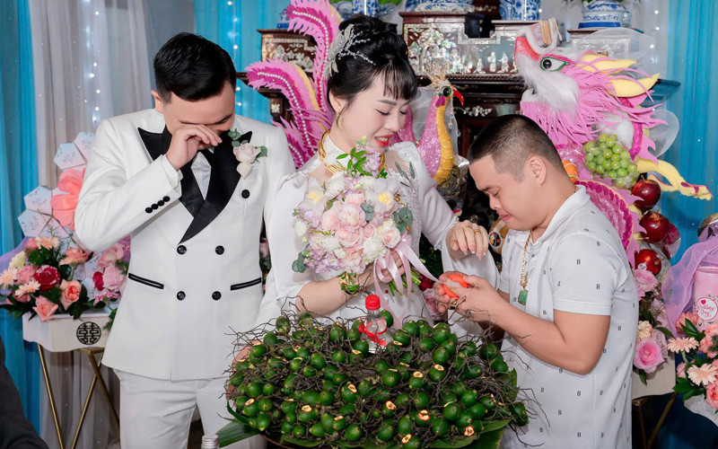 Cô dâu òa khóc khi anh trai bị bệnh Down tặng vàng cưới, dặn ‘đừng rửa bát nhiều’ - Ảnh 3.