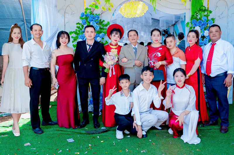 Cô dâu òa khóc khi anh trai bị bệnh Down tặng vàng cưới, dặn ‘đừng rửa bát nhiều’ - Ảnh 7.