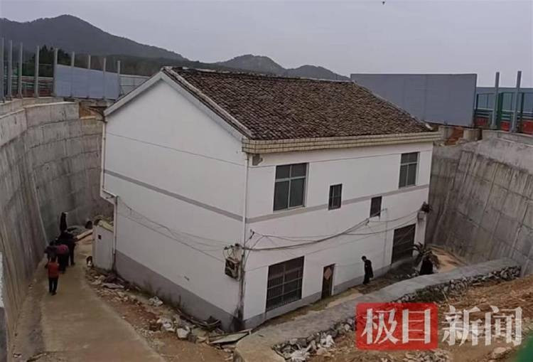 Số phận ngôi nhà 'cứng đầu' sẵn sàng nằm giữa đường cao tốc không chịu di dời dù được đền bù tới 6 tỷ đồng hiện ra sao? - Ảnh 2. Số phận ngôi nhà 'cứng đầu' sẵn sàng nằm giữa đường cao tốc không chịu di dời dù được đền bù tới 6 tỷ đồng hiện ra sao? - Ảnh 2.