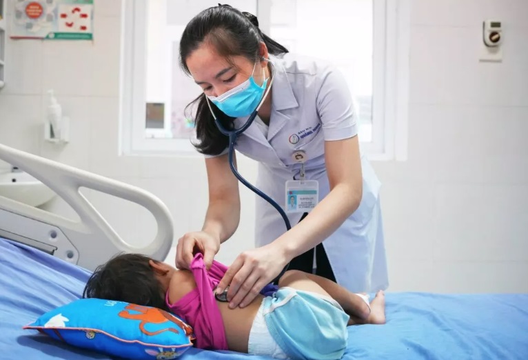 Bé 21 tháng tuổi ở Quảng Ninh hôn mê vì rắn cắn: Bác sĩ khuyến cáo thận trọng với vết cắn gần như không nhìn thấy- Ảnh 1.