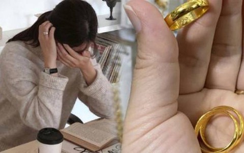 Được mẹ chồng tặng nhẫn vàng 2 chỉ, tôi mừng rỡ đeo ngay, nhưng vừa soi gương thì hoảng hốt tháo ra- Ảnh 1. Được mẹ chồng tặng nhẫn vàng 2 chỉ, tôi mừng rỡ đeo ngay, nhưng vừa soi gương thì hoảng hốt tháo ra- Ảnh 1.