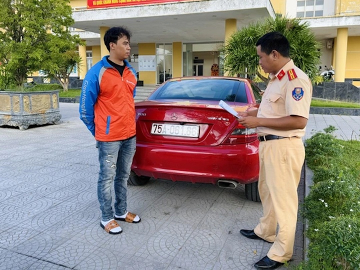 Xử phạt nam thanh niên lái ô tô kéo xe tự chế chạy trên phố để quay TikTok - Ảnh 1.