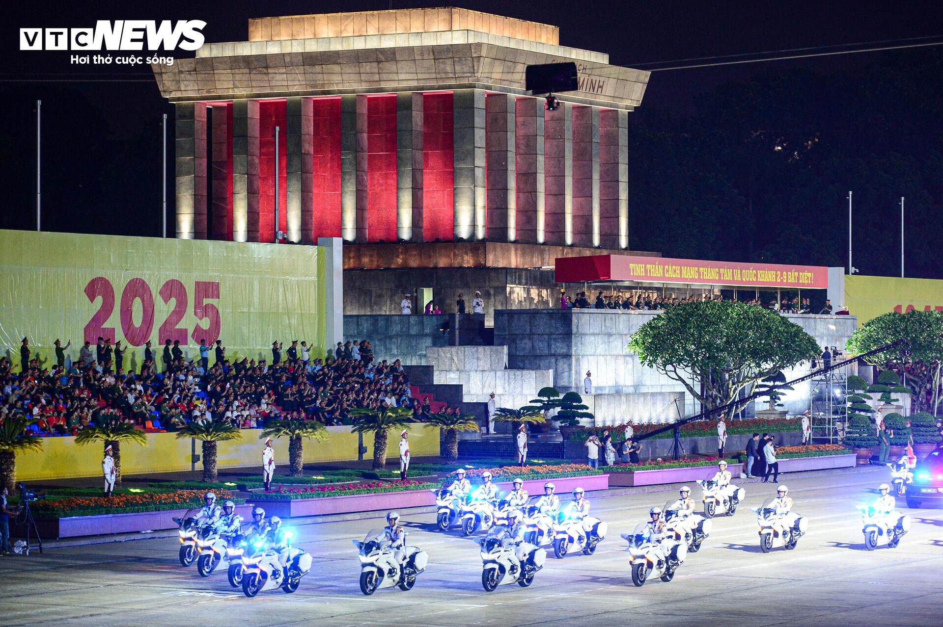 dan-khi-tai-lan-dau-tong-hop-luyen-tai-quang-truong-ba-dinh-21-8-2025-vtcnews-23-21541452-1755797279009-17557972792891328954231.jpg
