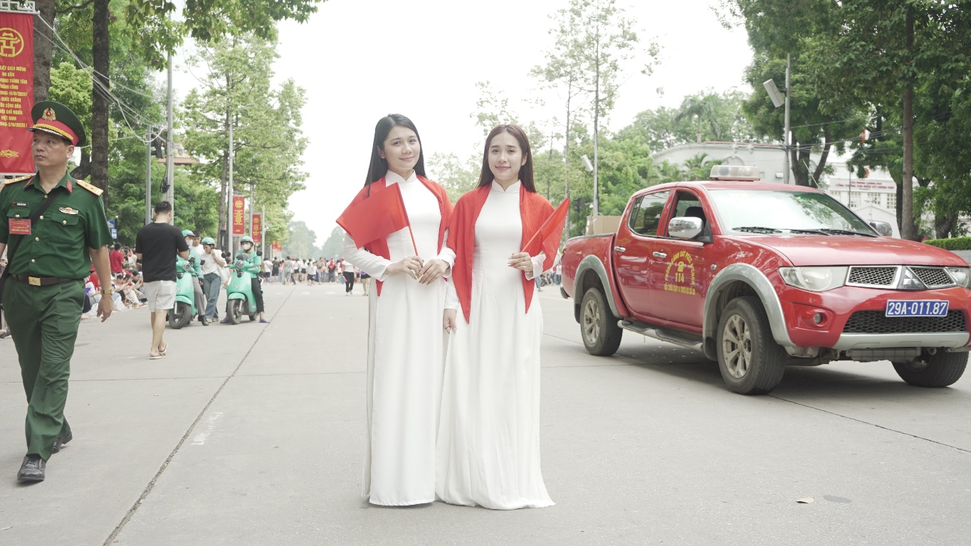 Hàng vạn người đổ về các tuyến phố quanh Quảng trường Ba Đình xem tổng hợp luyện diễu binh, diễu hành- Ảnh 7.
