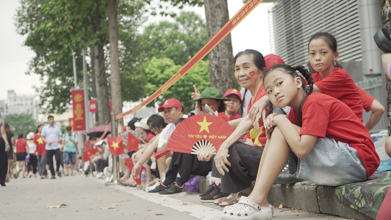 Hàng vạn người đổ về các tuyến phố quanh Quảng trường Ba Đình xem tổng hợp luyện diễu binh, diễu hành- Ảnh 6.