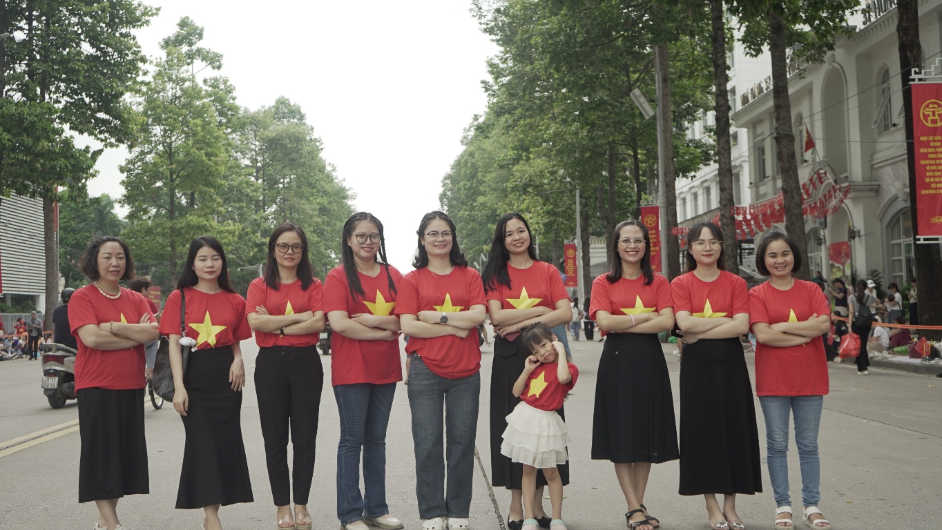 Hàng vạn người đổ về các tuyến phố quanh Quảng trường Ba Đình xem tổng hợp luyện diễu binh, diễu hành- Ảnh 10.