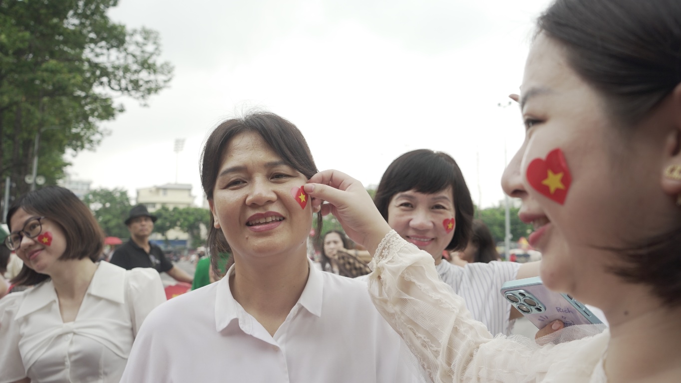 Hàng vạn người đổ về các tuyến phố quanh Quảng trường Ba Đình xem tổng hợp luyện diễu binh, diễu hành- Ảnh 8.