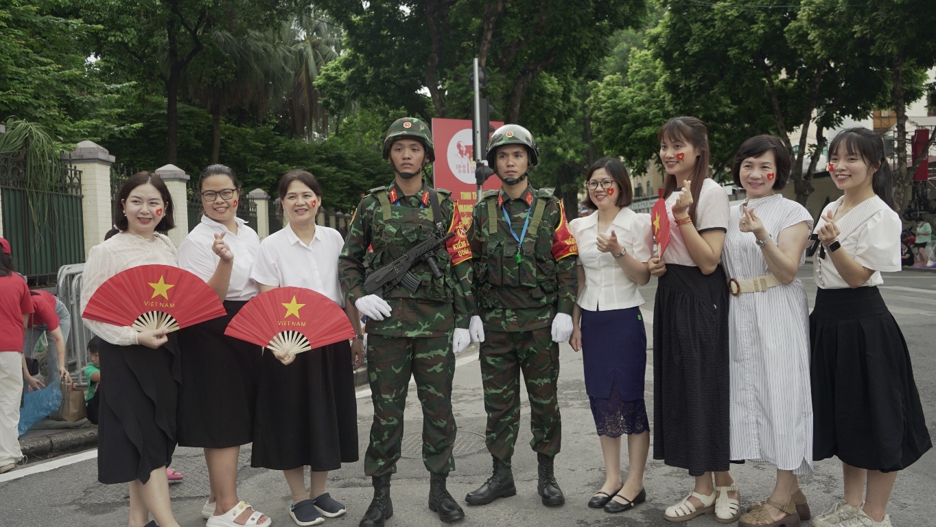 Hàng vạn người đổ về các tuyến phố quanh Quảng trường Ba Đình xem tổng hợp luyện diễu binh, diễu hành- Ảnh 9.