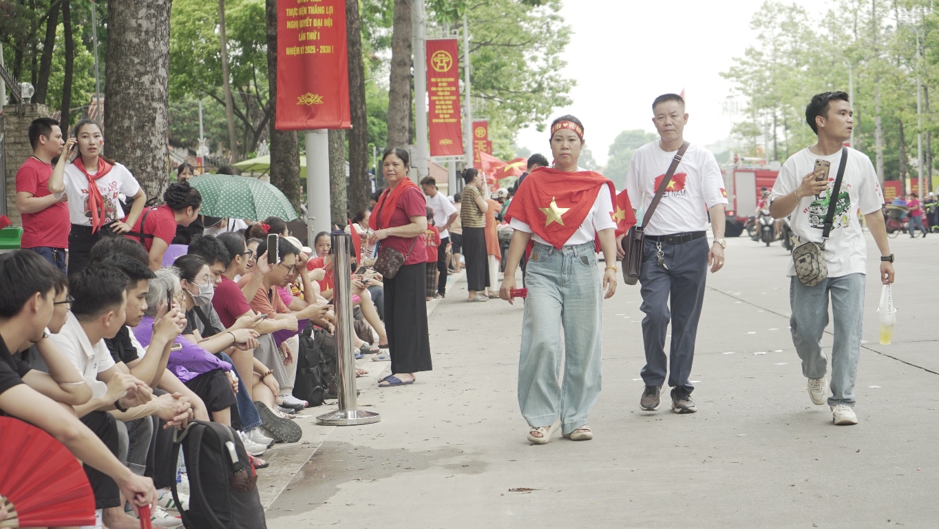 Hàng vạn người đổ về các tuyến phố quanh Quảng trường Ba Đình xem tổng hợp luyện diễu binh, diễu hành- Ảnh 11.