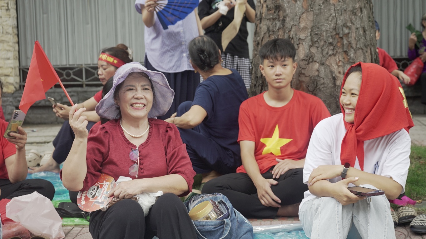 Hàng vạn người đổ về các tuyến phố quanh Quảng trường Ba Đình xem tổng hợp luyện diễu binh, diễu hành- Ảnh 4.
