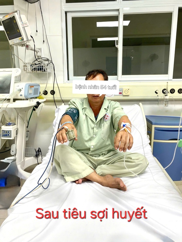 Người đàn ông 54 tuổi đột quỵ trong bữa cơm tối may mắn phục hồi tốt nhờ làm việc này - Ảnh 1.