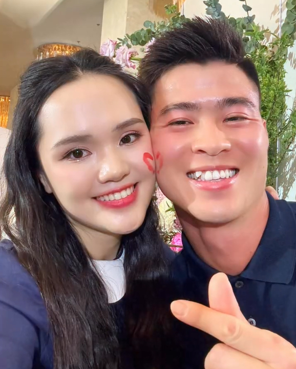 Dân tình 'tấp nập' thích thú chụp ảnh, nhận kem miễn phí trước cửa nhà cầu thủ Duy Mạnh- Ảnh 1. Dân tình 'tấp nập' thích thú chụp ảnh, nhận kem miễn phí trước cửa nhà cầu thủ Duy Mạnh- Ảnh 1.