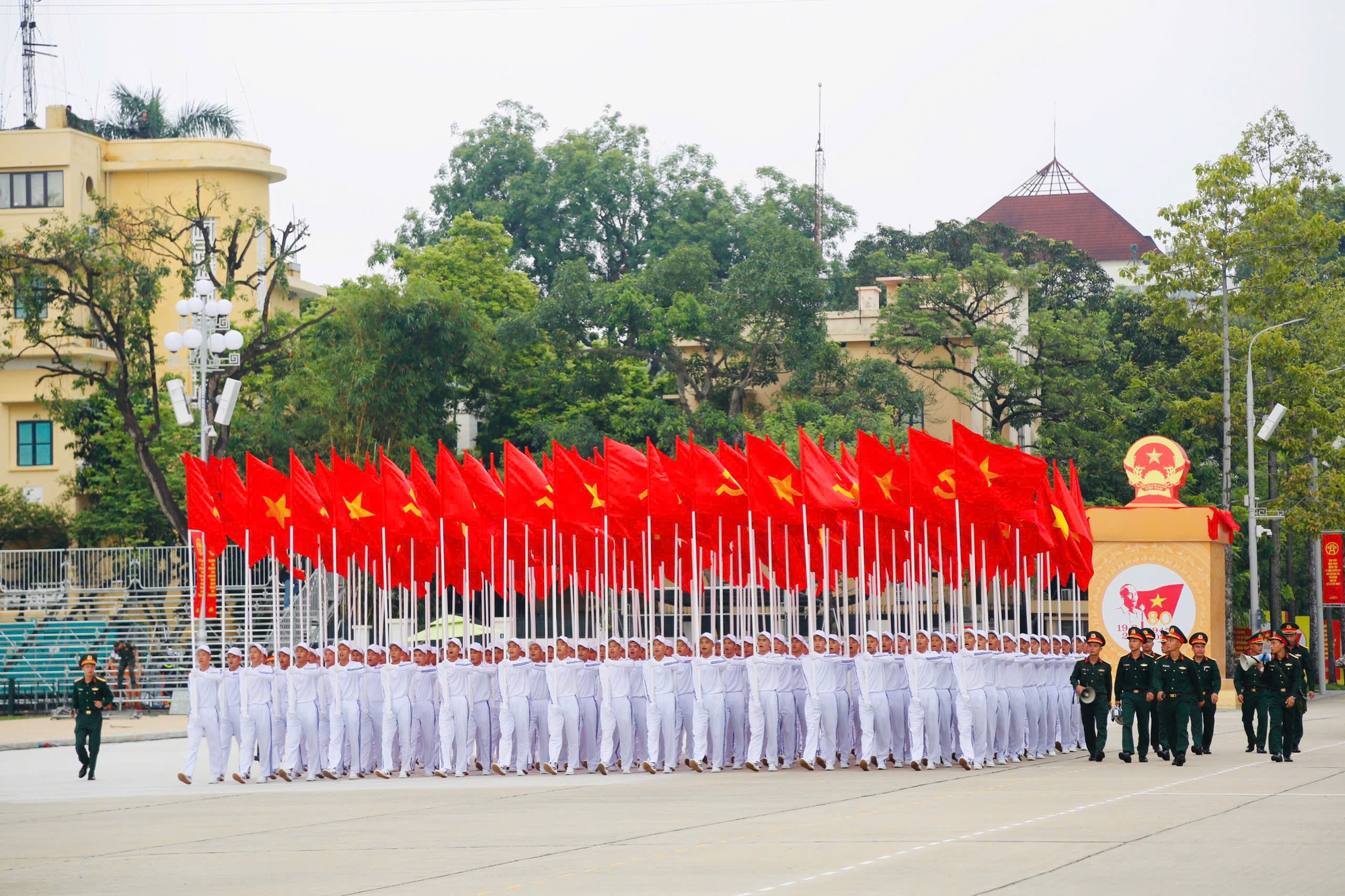 Các khối diễu binh, diễu hành lần đầu tập luyện trên Quảng trường Ba Đình - Ảnh 3.