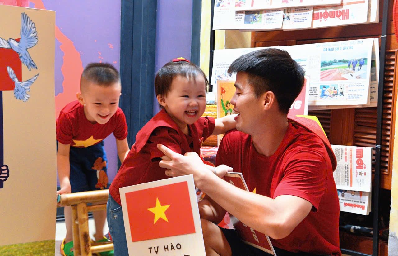 Dân tình 'tấp nập' thích thú chụp ảnh, nhận kem miễn phí trước cửa nhà cầu thủ Duy Mạnh- Ảnh 11. Dân tình 'tấp nập' thích thú chụp ảnh, nhận kem miễn phí trước cửa nhà cầu thủ Duy Mạnh- Ảnh 11.