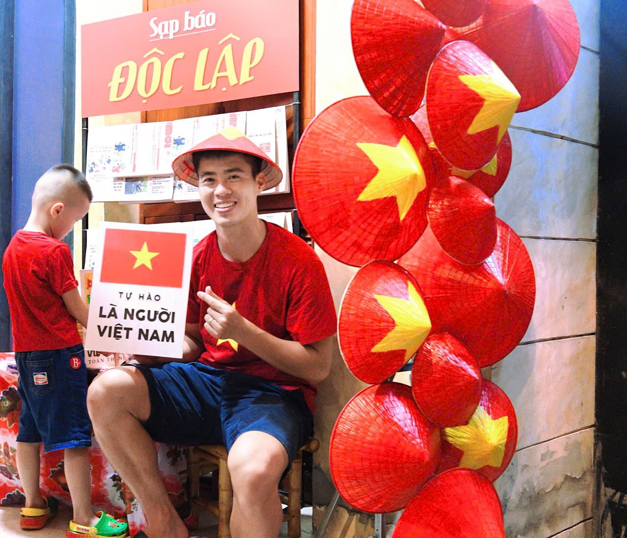 Dân tình 'tấp nập' thích thú chụp ảnh, nhận kem miễn phí trước cửa nhà cầu thủ Duy Mạnh- Ảnh 12. Dân tình 'tấp nập' thích thú chụp ảnh, nhận kem miễn phí trước cửa nhà cầu thủ Duy Mạnh- Ảnh 12.