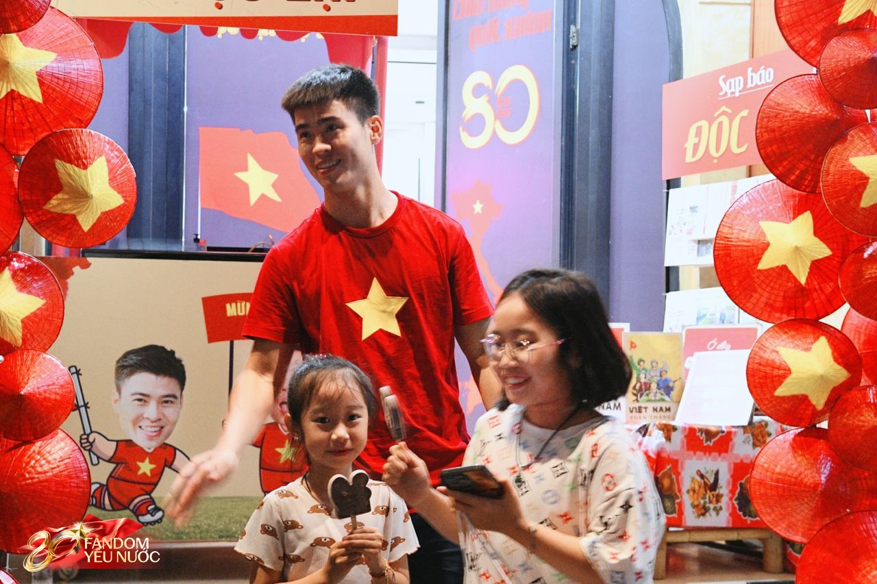 Dân tình 'tấp nập' thích thú chụp ảnh, nhận kem miễn phí trước cửa nhà cầu thủ Duy Mạnh- Ảnh 8. Dân tình 'tấp nập' thích thú chụp ảnh, nhận kem miễn phí trước cửa nhà cầu thủ Duy Mạnh- Ảnh 8.