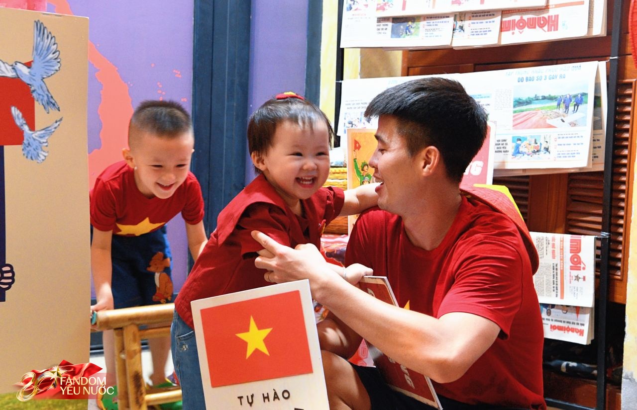 Dân tình 'tấp nập' thích thú chụp ảnh, nhận kem miễn phí trước cửa nhà cầu thủ Duy Mạnh- Ảnh 9. Dân tình 'tấp nập' thích thú chụp ảnh, nhận kem miễn phí trước cửa nhà cầu thủ Duy Mạnh- Ảnh 9.