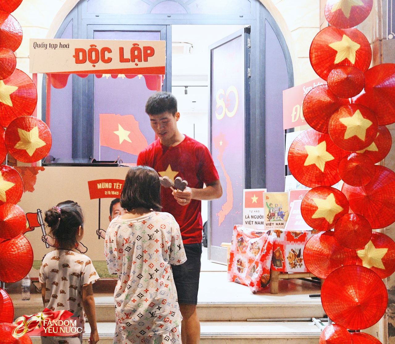 Dân tình 'tấp nập' thích thú chụp ảnh, nhận kem miễn phí trước cửa nhà cầu thủ Duy Mạnh- Ảnh 7. Dân tình 'tấp nập' thích thú chụp ảnh, nhận kem miễn phí trước cửa nhà cầu thủ Duy Mạnh- Ảnh 7.