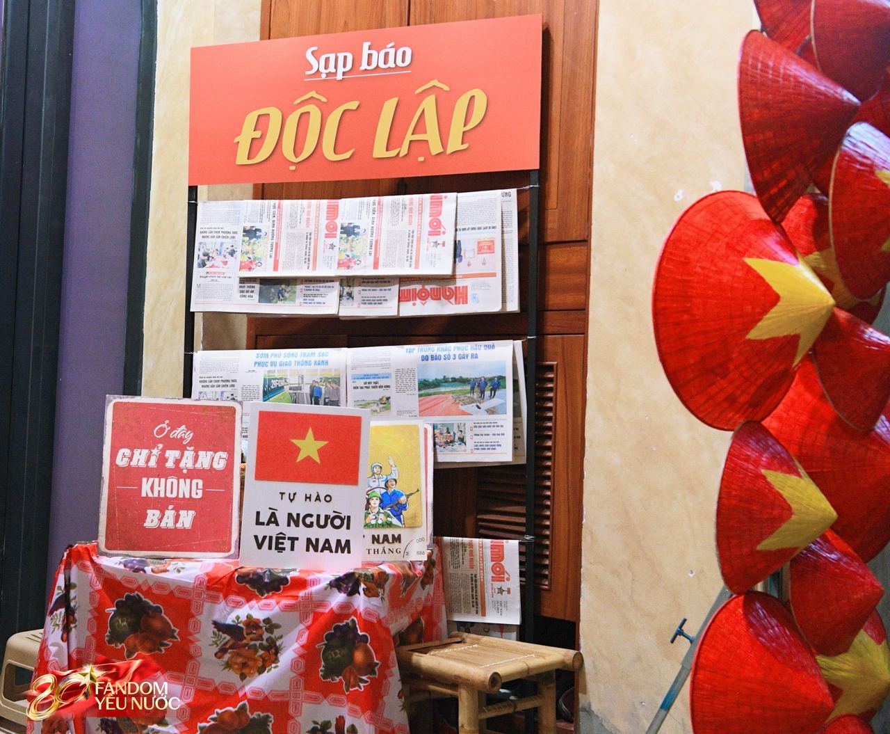 Dân tình 'tấp nập' thích thú chụp ảnh, nhận kem miễn phí trước cửa nhà cầu thủ Duy Mạnh- Ảnh 2. Dân tình 'tấp nập' thích thú chụp ảnh, nhận kem miễn phí trước cửa nhà cầu thủ Duy Mạnh- Ảnh 2.