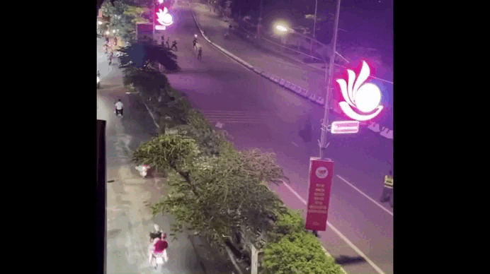 Hà Nội: Danh tính 2 đối tượng đi vào đường cấm, tông trọng thương chiến sĩ cảnh sát cơ động - Ảnh 1.