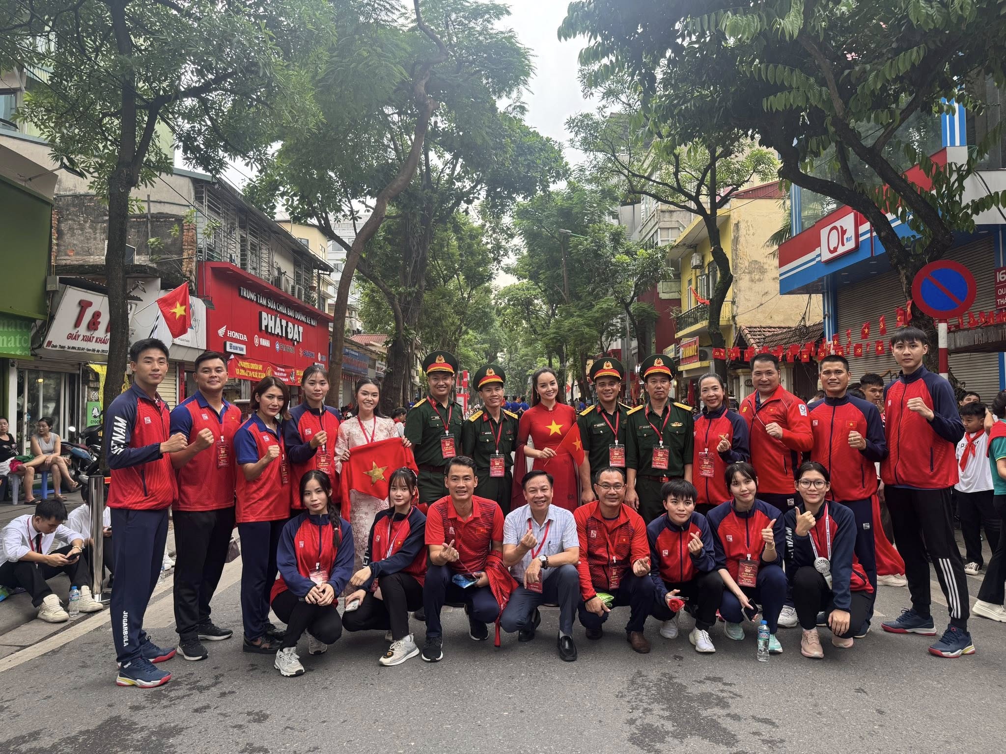 Hình ảnh đầy tự hào của nghệ sĩ Việt khi tham gia tổng hợp luyện diễu hành A80 - Ảnh 11. Hình ảnh đầy tự hào của nghệ sĩ Việt khi tham gia tổng hợp luyện diễu hành A80 - Ảnh 11.