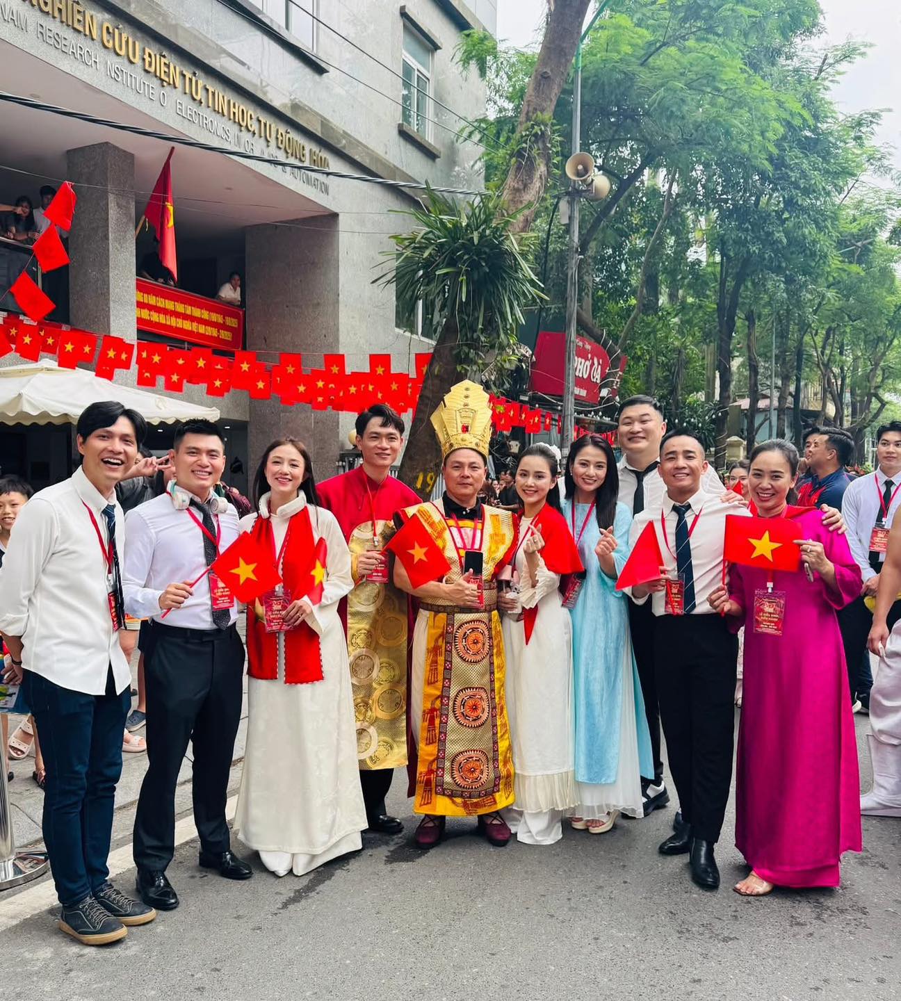 Hình ảnh đầy tự hào của nghệ sĩ Việt khi tham gia tổng hợp luyện diễu hành A80 - Ảnh 10. Hình ảnh đầy tự hào của nghệ sĩ Việt khi tham gia tổng hợp luyện diễu hành A80 - Ảnh 10.