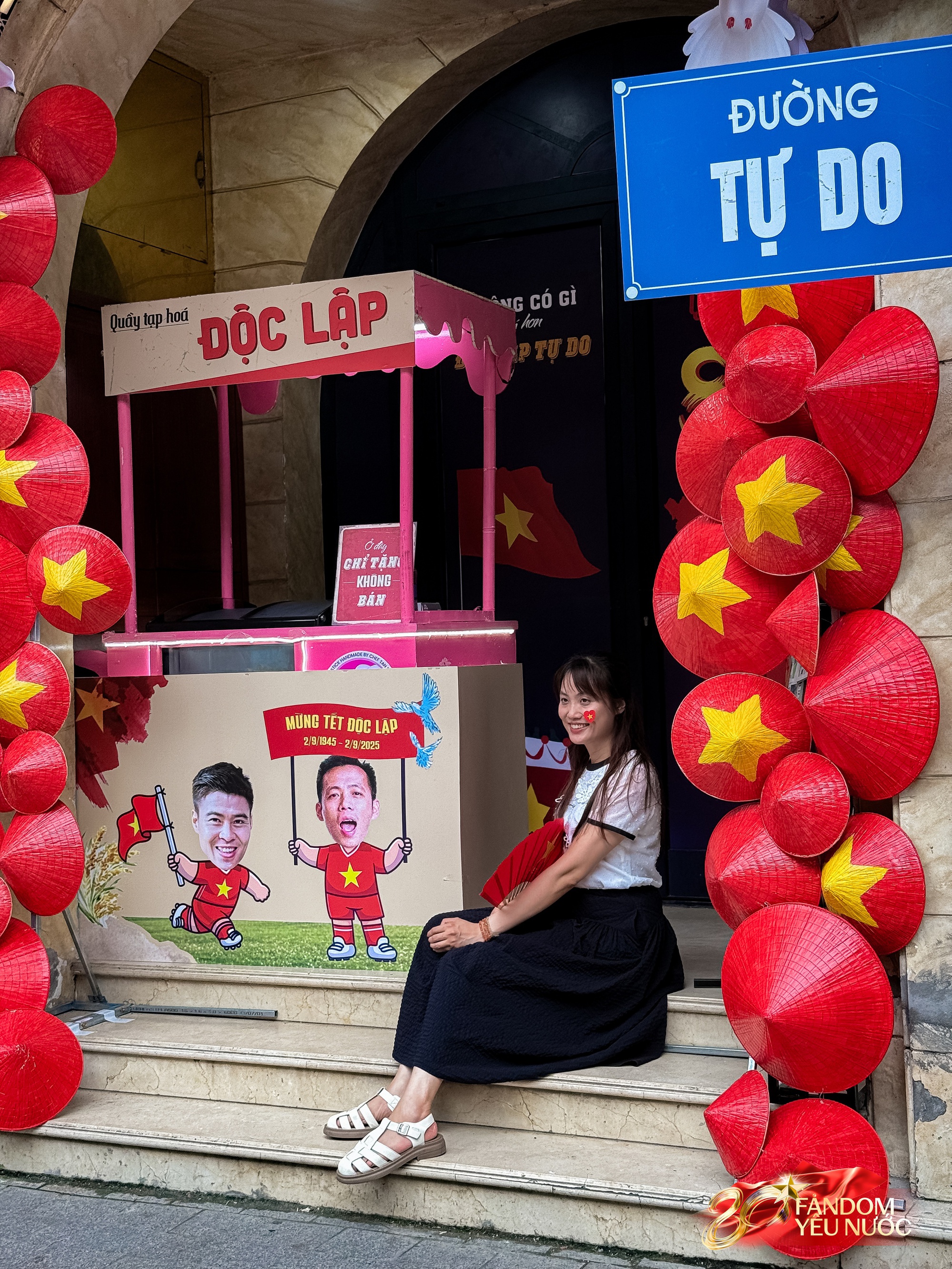 Dân tình 'tấp nập' thích thú chụp ảnh, nhận kem miễn phí trước cửa nhà cầu thủ Duy Mạnh- Ảnh 17. Dân tình 'tấp nập' thích thú chụp ảnh, nhận kem miễn phí trước cửa nhà cầu thủ Duy Mạnh- Ảnh 17.