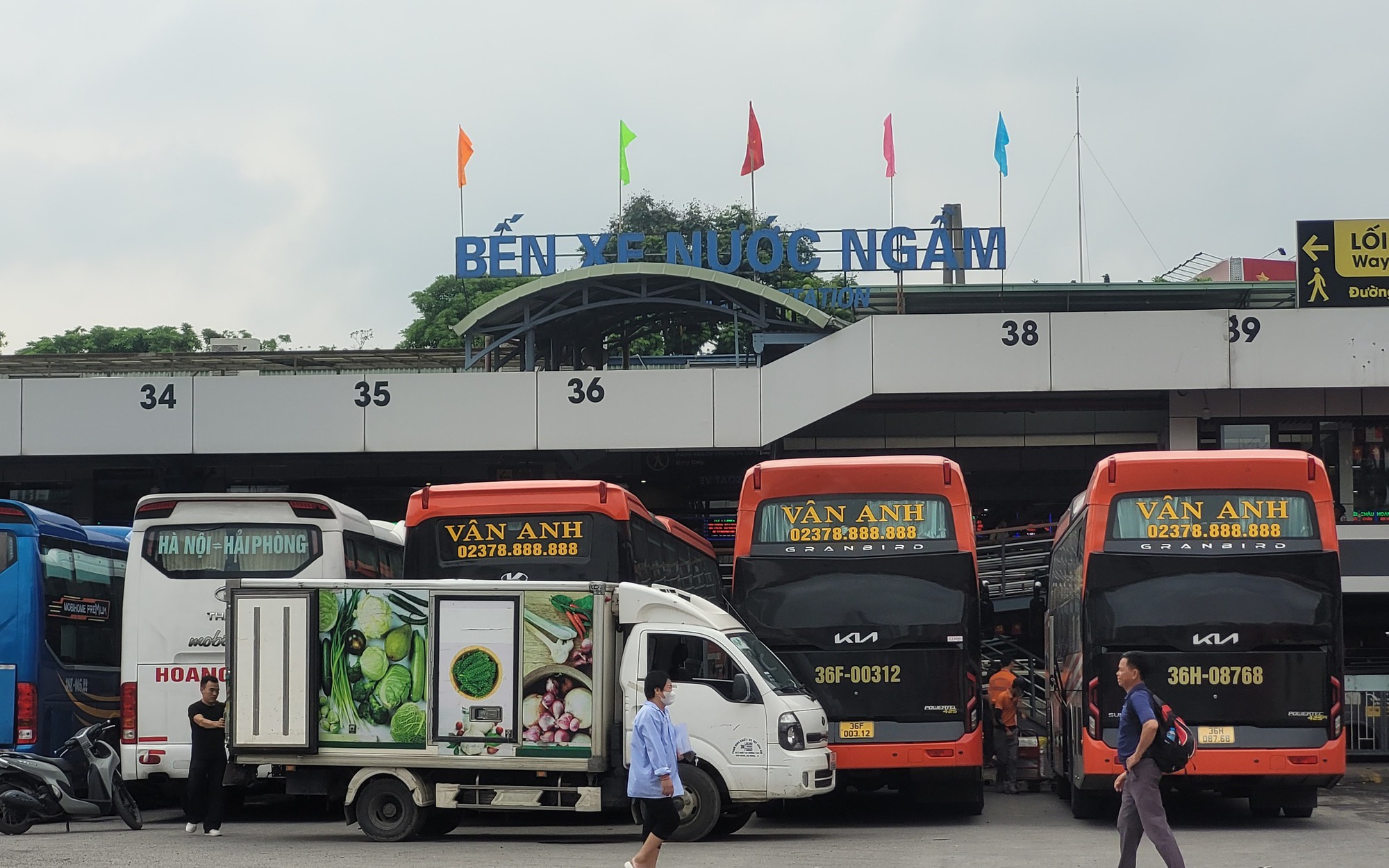 Chống tăng giá vé, Bến xe Nước Ngầm tăng quầy và người bán vé phục vụ nhân dân dịp nghỉ lễ Quốc khánh 2/9