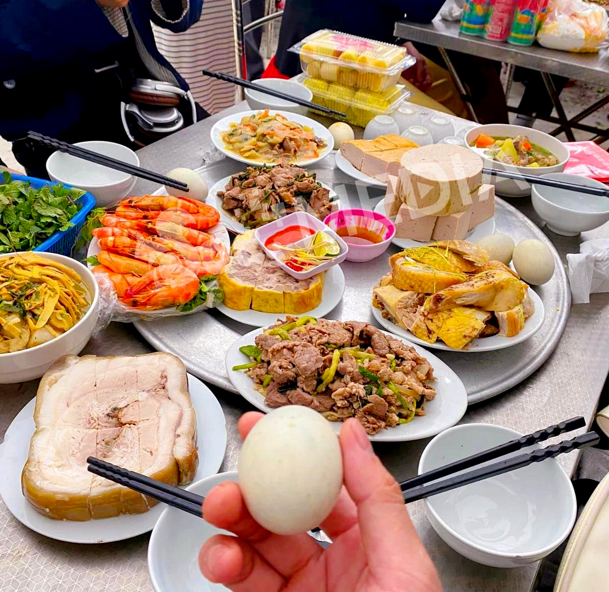 Nàng dâu Nam Bộ lần đầu ăn cỗ cưới ở miền Bắc, bất ngờ thấy món lạ trên mâm - Ảnh 2. Nàng dâu Nam Bộ lần đầu ăn cỗ cưới ở miền Bắc, bất ngờ thấy món lạ trên mâm - Ảnh 2.