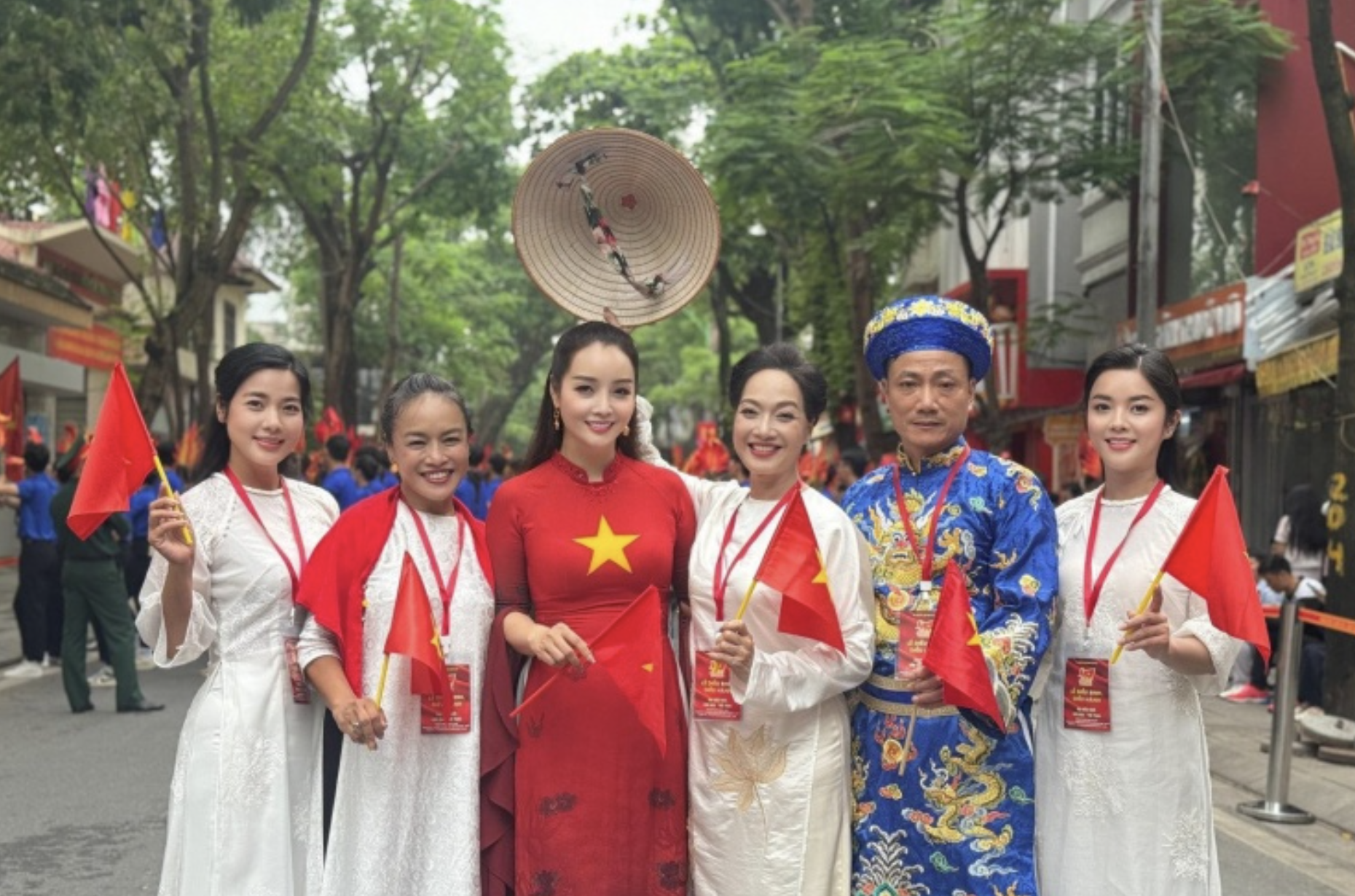 Hình ảnh đầy tự hào của nghệ sĩ Việt khi tham gia tổng hợp luyện diễu hành A80 - Ảnh 6. Hình ảnh đầy tự hào của nghệ sĩ Việt khi tham gia tổng hợp luyện diễu hành A80 - Ảnh 6.