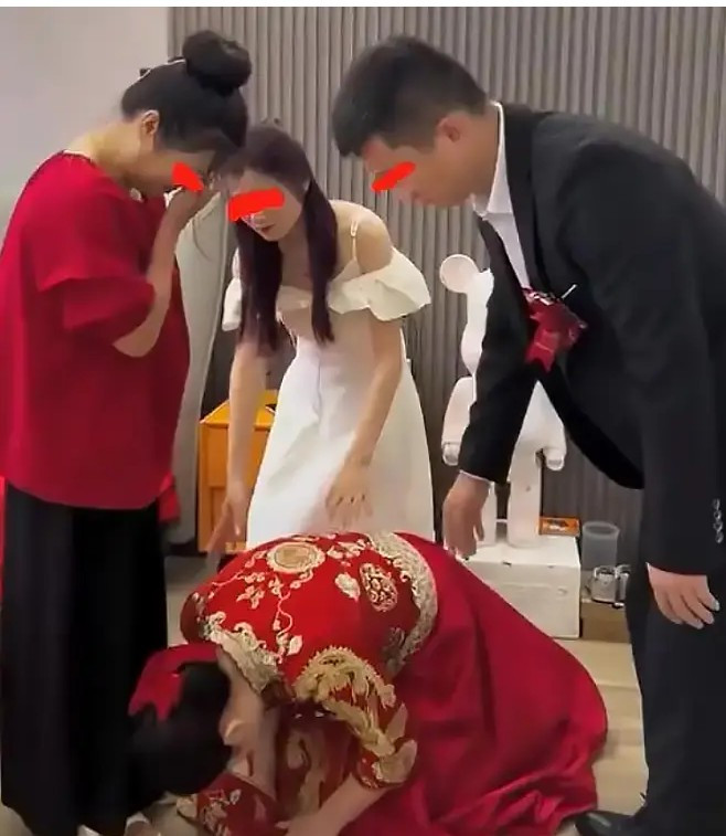 Cô dâu quỳ lạy xin cắt đứt quan hệ với mẹ ruột vì 2 tỷ đồng sính lễ - Ảnh 3. Cô dâu quỳ lạy xin cắt đứt quan hệ với mẹ ruột vì 2 tỷ đồng sính lễ - Ảnh 3.