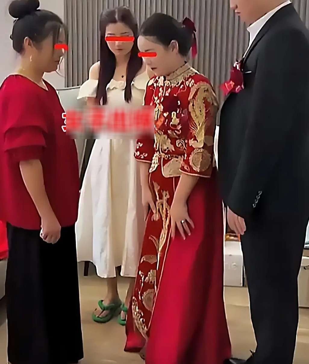 Cô dâu quỳ lạy xin cắt đứt quan hệ với mẹ ruột vì 2 tỷ đồng sính lễ - Ảnh 2. Cô dâu quỳ lạy xin cắt đứt quan hệ với mẹ ruột vì 2 tỷ đồng sính lễ - Ảnh 2.
