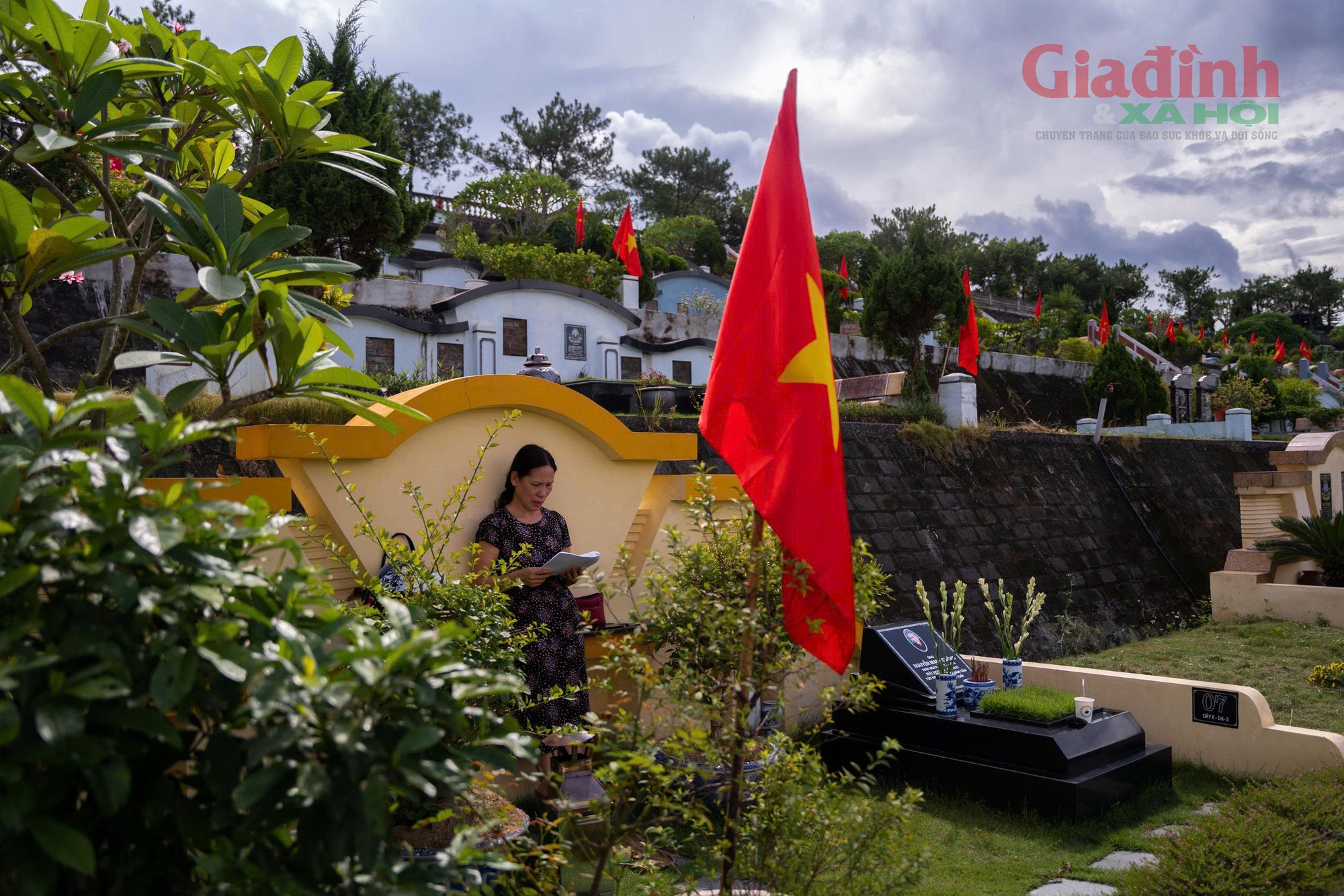 Sắc cờ đỏ phủ kín hàng ngàn mộ phần, tưởng nhớ công ơn người đã khuất dịp Quốc khánh 2/9- Ảnh 7. Sắc cờ đỏ phủ kín hàng ngàn mộ phần, tưởng nhớ công ơn người đã khuất dịp Quốc khánh 2/9- Ảnh 7.