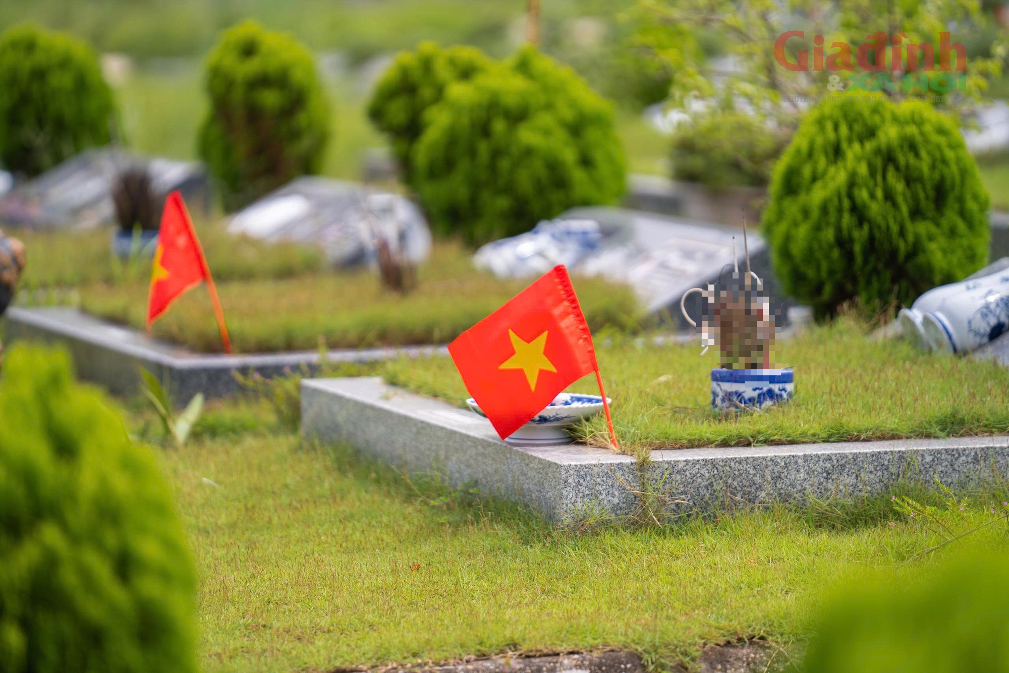 Sắc cờ đỏ phủ kín hàng ngàn mộ phần, tưởng nhớ công ơn người đã khuất dịp Quốc khánh 2/9- Ảnh 5. Sắc cờ đỏ phủ kín hàng ngàn mộ phần, tưởng nhớ công ơn người đã khuất dịp Quốc khánh 2/9- Ảnh 5.