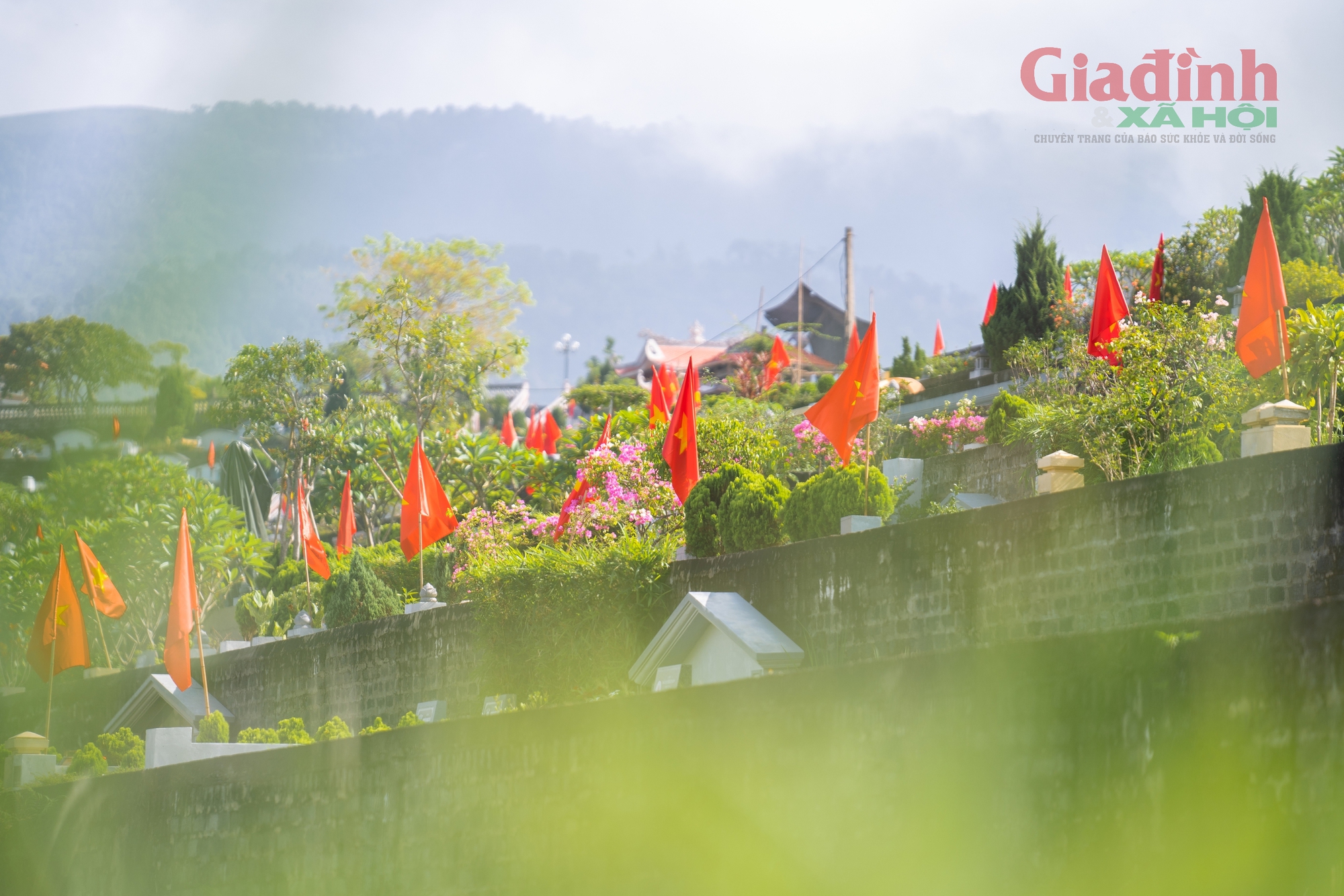 Sắc cờ đỏ phủ kín hàng ngàn mộ phần, tưởng nhớ công ơn người đã khuất dịp Quốc khánh 2/9- Ảnh 12. Sắc cờ đỏ phủ kín hàng ngàn mộ phần, tưởng nhớ công ơn người đã khuất dịp Quốc khánh 2/9- Ảnh 12.
