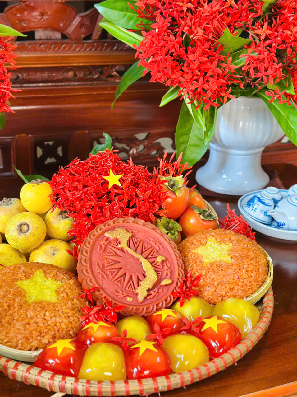 Mâm cỗ Vu Lan cờ đỏ sao vàng 'gây bão' mạng xã hội: Khi đạo hiếu hòa cùng niềm tự hào dân tộc- Ảnh 3. Mâm cỗ Vu Lan cờ đỏ sao vàng 'gây bão' mạng xã hội: Khi đạo hiếu hòa cùng niềm tự hào dân tộc- Ảnh 3.