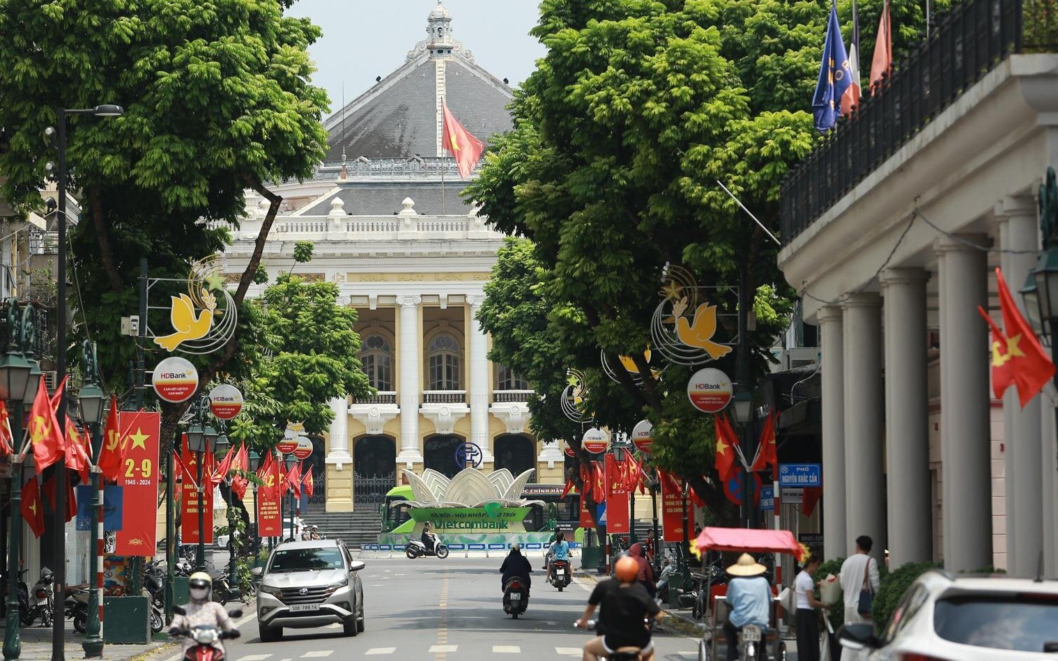 Tin sáng 25/8: Thời tiết miền Bắc dịp 2/9 ban ngày trời nắng, khả năng mưa thấp; Cụ bà 71 tuổi ở Đồng Nai suýt mất 1 tỷ đồng với "kịch bản cũ"