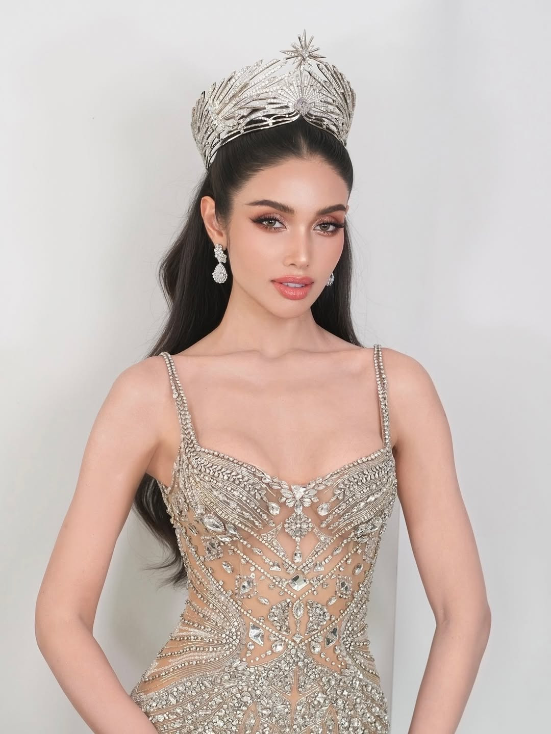 Mỹ nhân mặc đẹp nhất Cannes, giỏi 3 thứ tiếng thắng Miss Universe Thailand 2025 - Ảnh 12. Mỹ nhân mặc đẹp nhất Cannes, giỏi 3 thứ tiếng thắng Miss Universe Thailand 2025 - Ảnh 12.