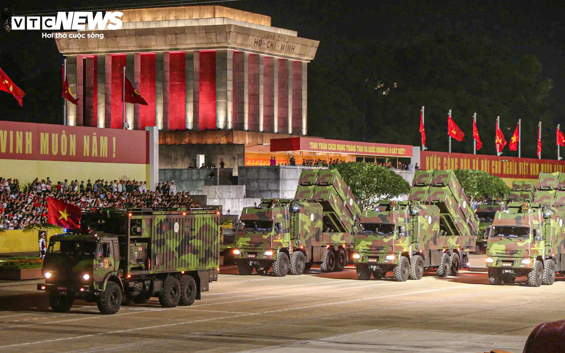 van-nguoi-reo-ho-khi-xe-tang-ten-lua-tien-qua-quang-truong-ba-dinh-10-21391214-1756051871218-17560518713601875939924.jpg