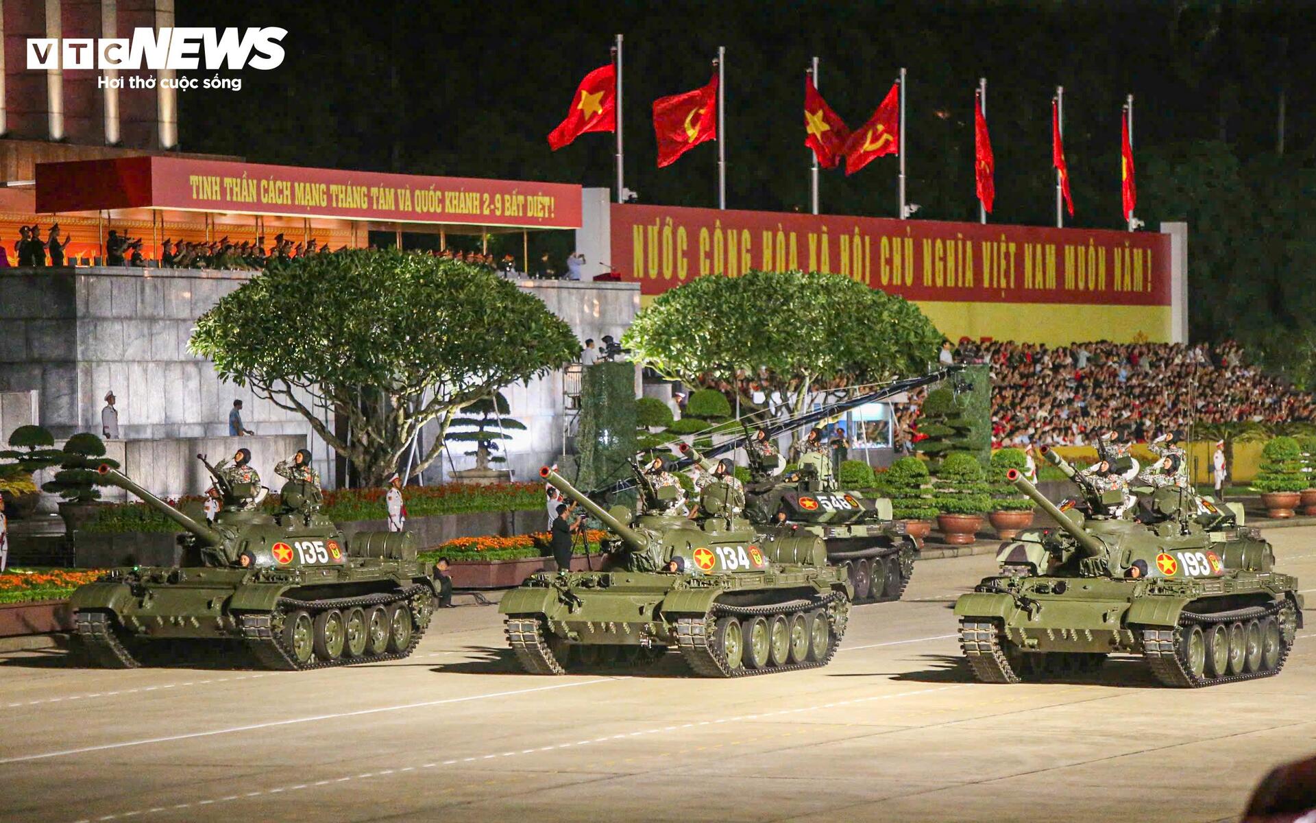 van-nguoi-reo-ho-khi-xe-tang-ten-lua-tien-qua-quang-truong-ba-dinh-14-21425666-1756051875394-17560518755241433497113.jpg