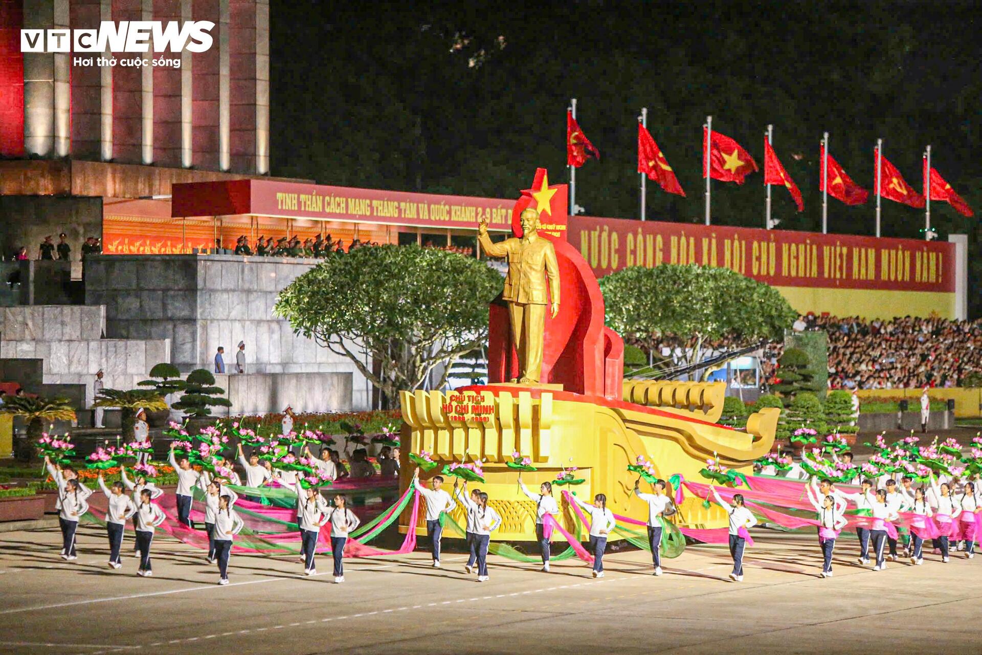 van-nguoi-reo-ho-khi-xe-tang-ten-lua-tien-qua-quang-truong-ba-dinh-2-21291478-1756051862975-17560518631121614733221.jpg