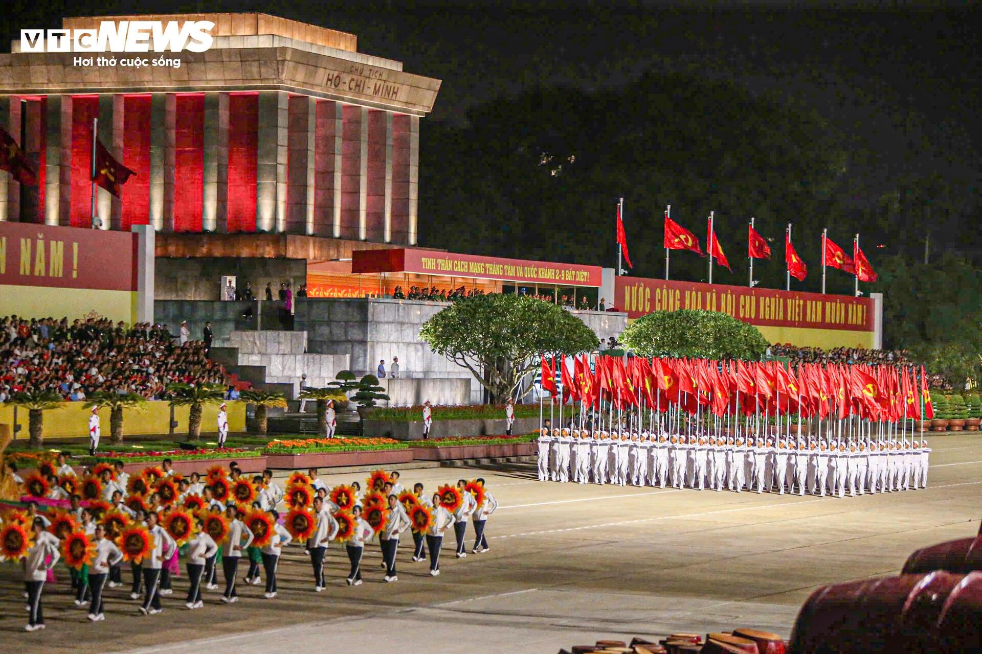 van-nguoi-reo-ho-khi-xe-tang-ten-lua-tien-qua-quang-truong-ba-dinh-21275001-1756051861563-17560518618311762336026.jpg