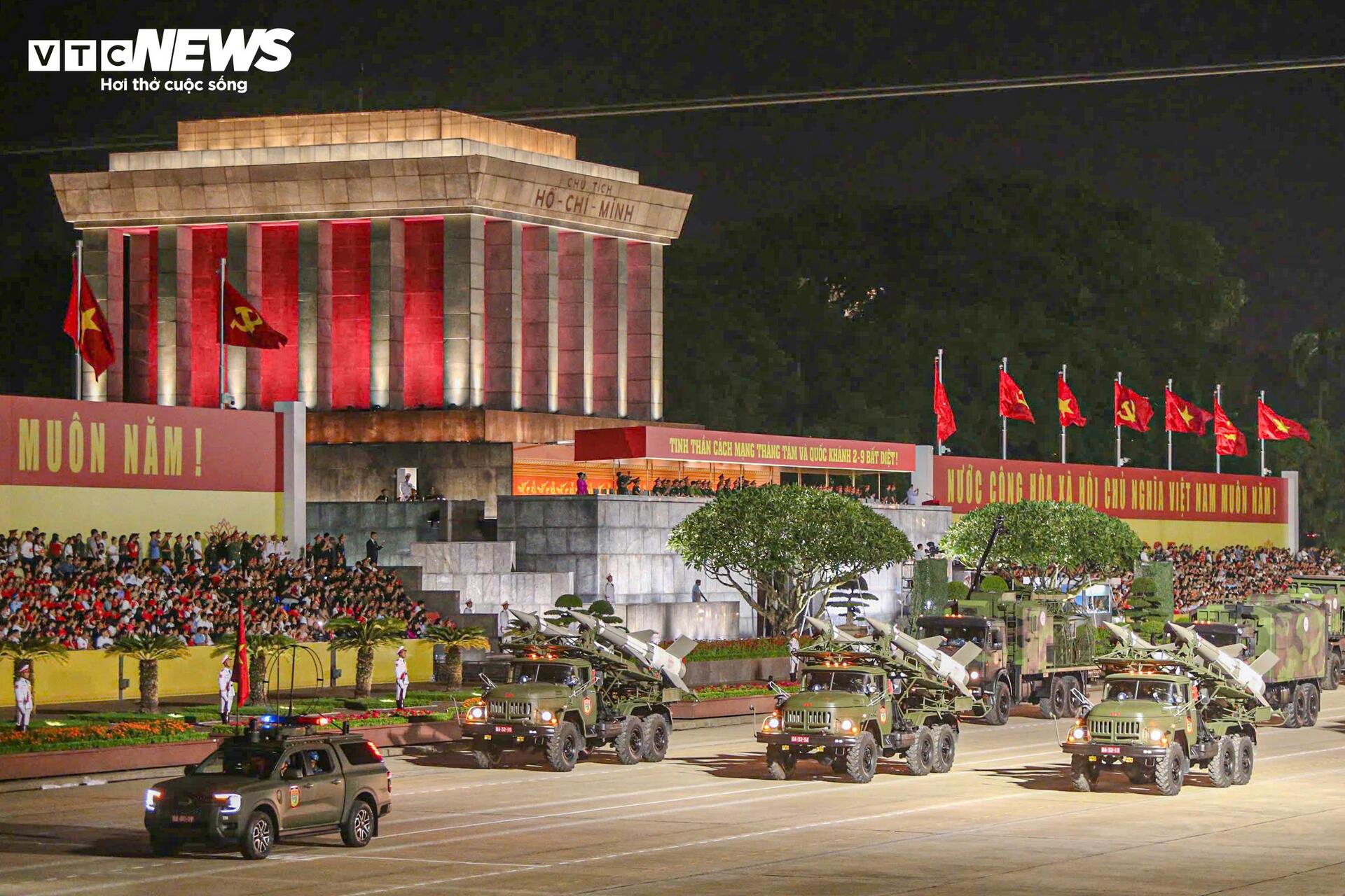 van-nguoi-reo-ho-khi-xe-tang-ten-lua-tien-qua-quang-truong-ba-dinh-3-21300338-1756051864080-17560518642211205205024.jpg
