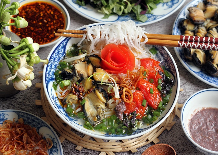 Vychutnejte si hanojské speciality o svátku 2. září prostřednictvím slavných pokrmů - Foto 2. Thưởng thức đặc sản Hà Nội dịp lễ 2/9 qua những món ăn nổi tiếng- Ảnh 2.